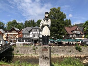 Holzstatue einer Berggeist-Figur im Ortszentrum