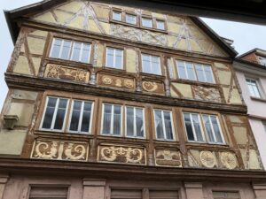 Schnitzereien an der Fachwerkfassade