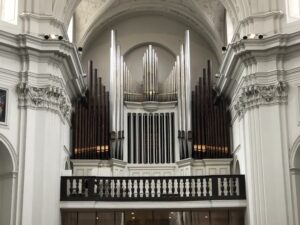 Die Orgel als eindrucksvolles Detail im Kirchenraum