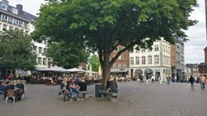 Menschen entspannen unter einem Kastanienbaum
