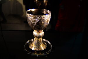 Goldener Kelch im Licht der Museumsvitrine