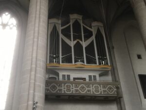 Modernere Orgel mit geometrischem Prospekt