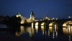 Beleuchtete Bogenbrücke über der Moldau