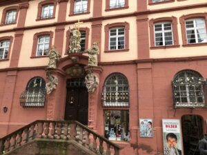 Figurenschmuck über dem Portal