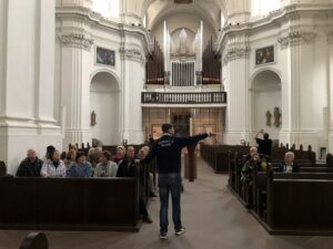 Die Reisegruppe folgt interessiert den Ausführungen