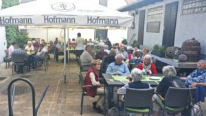Reisegruppe beim gemeinsamen Essen im Freien