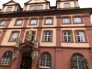 Rot-weiße Sandsteinfassade mit Figuren