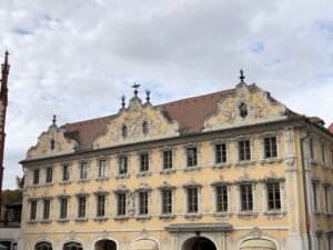 Das historische Falkenhaus mit seiner reich verzierten Rokokofassade