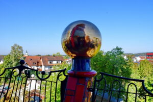 Bunte Fassade und ungewöhnliche Formen