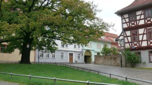 Blick zur Friedenseiche und zum Pfarrhof