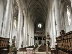 Langgestrecktes gotisches Hauptschiff mit Blick zur Orgel