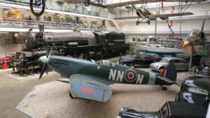 Dampflokomotive und historische Automobile