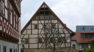 Blick auf einen alten Dachboden mit Fachwerk