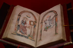 Mittelalterliche Handschrift mit farbigen Darstellungen