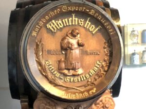 Nahaufnahme des kunstvoll gestalteten Mönchshof-Emblems