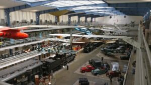 Historische Flugzeuge, Züge und Fahrräder