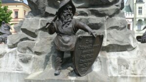 Steinerne Zwergenfigur mit Wappenschild am Brunnendenkmal
