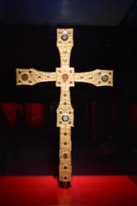 Kostbares Kreuz als Hoehepunkt der Ausstellung