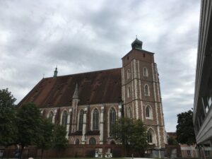 Backsteingotischer Kirchenbau mit charakteristischem Turm
