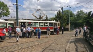 Besucher steigen in einen alten Waggon