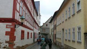 Blick durch die Kirchgasse mit Fachwerkhäusern