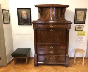 Großer historischer Schrank