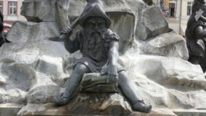Steinskulptur mit Spitzhut, Teil einer Figurengruppe