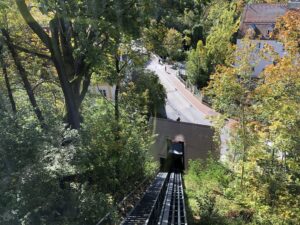 Mit dem Aufzug hinunter vom Freisinger Domberg