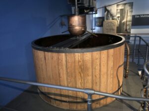 Großer Mischbottich mit Rührwerk in der Brauereiausstellung