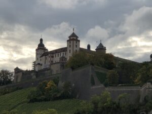 Die Festung Marienberg erhebt sich hoch über Würzburg