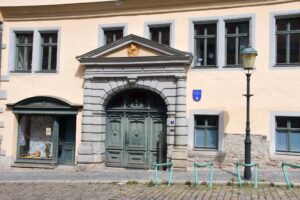 Ein historisches Gebäude mit schönem Portal