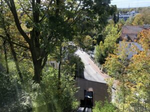 Blick auf die Aufzuganlage am Domberg