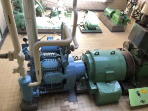 Alte Antriebe und Maschinen zeigen die Technik früherer Brauereien