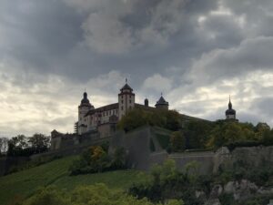 Blick zur Festung Marienberg, dem Wahrzeichen über dem Main