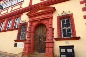 Auffälliges rotes Portal an einem historischen Haus