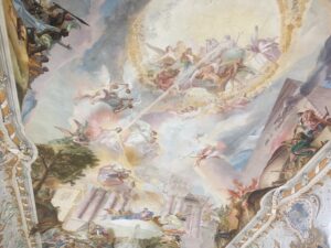 Engel, Waage und brennende Stadt im Deckengemälde der Asamkirche