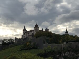 Die mächtige Festung Marienberg prägt das Stadtbild von Würzburg