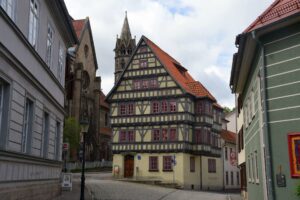 Blick durch eine Gasse mit Fachwerkhäusern