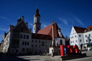 Am Marienplatz mit Blick zur Stadtpfarrkirche St. Georg