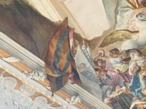 Trompe-l'œil-Effekt mit scheinbar real hängenden Fahnen