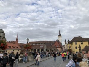 Die Alte Mainbrücke mit Blick über den Main und zur Festung