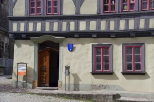 Ein renoviertes Fachwerkhaus mit markanter Fassade