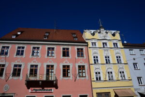 Farbenfrohe Buergerhaeuser in der Freisinger Altstadt