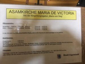 Illusionsmalerei und Figurenszene im Kuppelfresko