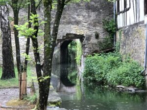 Historische Wehranlage mit Wassergraben