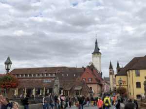Stimmungsvoller Abschluss an der Alten Mainbrücke in Würzburg