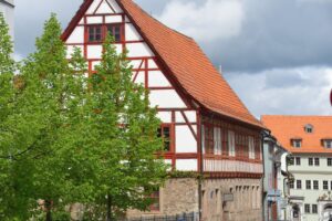 Fachwerkhaus vor historischem Mauerwerk