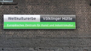 Auf dem Gelände der Hütte