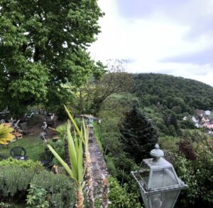 Grüne Gartenanlage der Burg