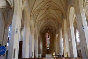 Innenraum der Stadtpfarrkirche St. Georg